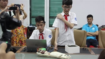 Điều khiển cánh tay giả bằng suy nghĩ - đề tài do giảng viên ĐTVT hỗ trợ học sinh THCS