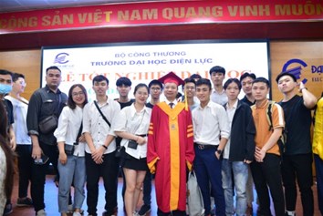 Lễ tốt nghiệp Đại học Sinh viên ngành Công nghệ Kỹ thuật Điện tử - Viễn thông